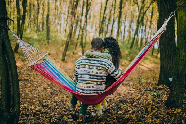 Paare sitzen in Hängematte — Stockfoto