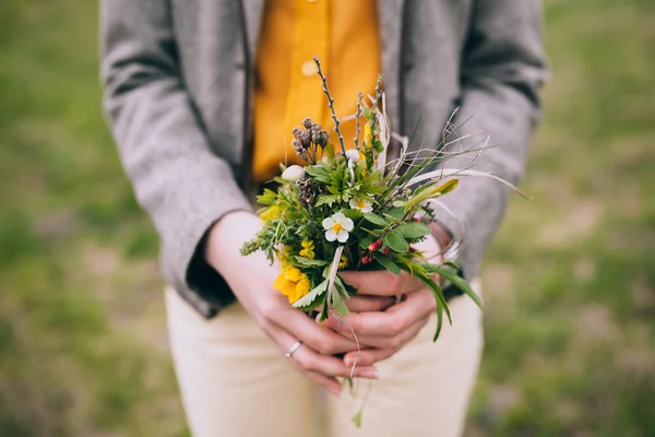 Bukiet kwiaty w rękach — Zdjęcie stockowe