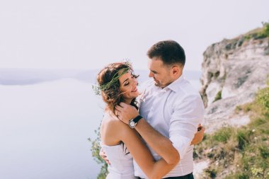 Göl kenarında poz Çift