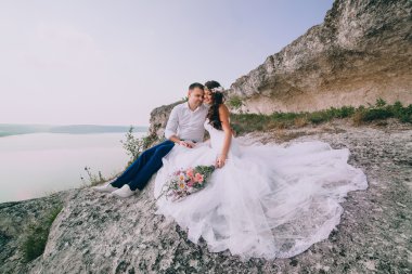 Gelin ve damat bir uçurumun üzerinde