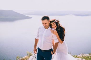 Gelin ve damat bir uçurumun üzerinde