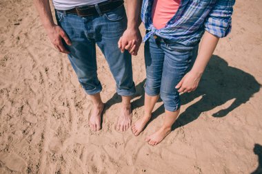 Kumsalda el ele tutuşan çift