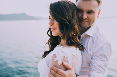 Göl yakınındaki evli çift