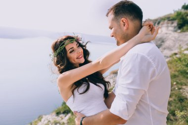 Göl kenarında poz Çift