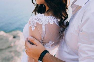 Göl yakınındaki evli çift