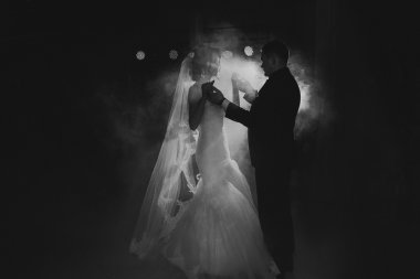 Düğün dansı koyu arka plan üzerinde