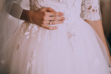 Gelinin parmağına alyans