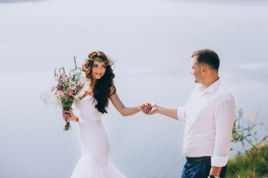 Gelin ve damat bir uçurumun üzerinde