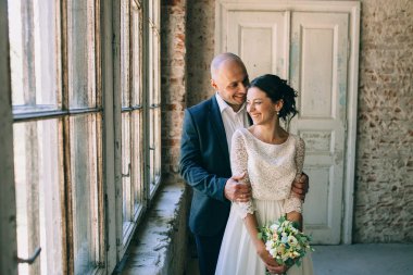 Gelin ve damat kucaklama