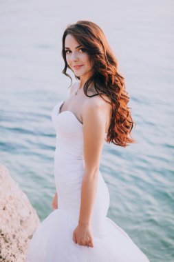 Gelin bir uçurumun üzerinde duruyor 