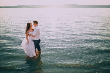 Romantik Çift posingon plaj