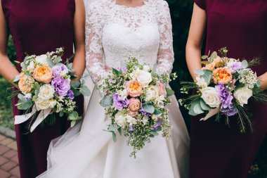 Gelin ve buketleri elinde nedime