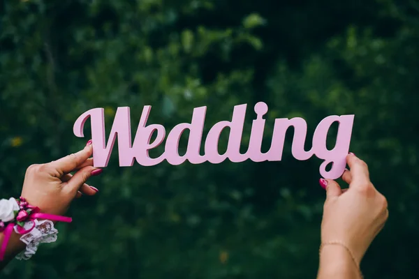 手の中の結婚式の装飾 — ストック写真