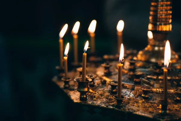 Velas na igreja de perto — Fotografia de Stock