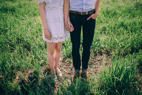 Jong stel hand in hand buiten — Stockfoto