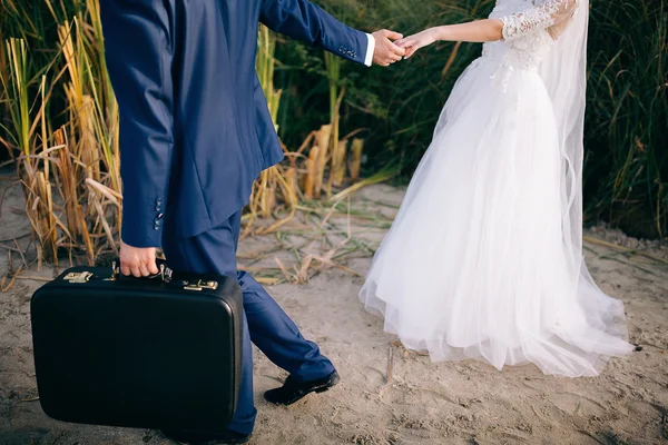 Couple marchant avec une valise — Photo