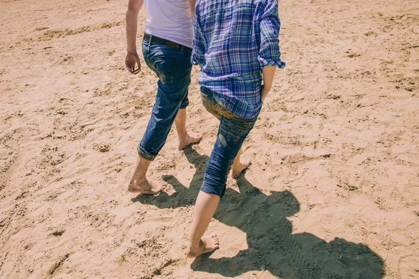 Kumsalda el ele tutuşan çift