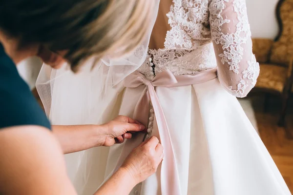 Morgon vackra brud klänning — Stockfoto