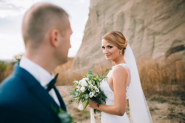 Casal em uma caminhada de casamento nas rochas — Fotografia de Stock