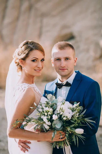Casal de casamento em um vestido bonito — Fotografia de Stock