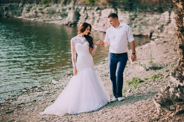 Pareja posando cerca del lago — Foto de Stock