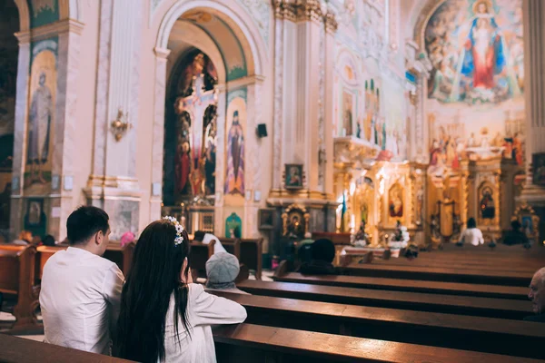 Pessoas rezando na igreja — Fotografia de Stock