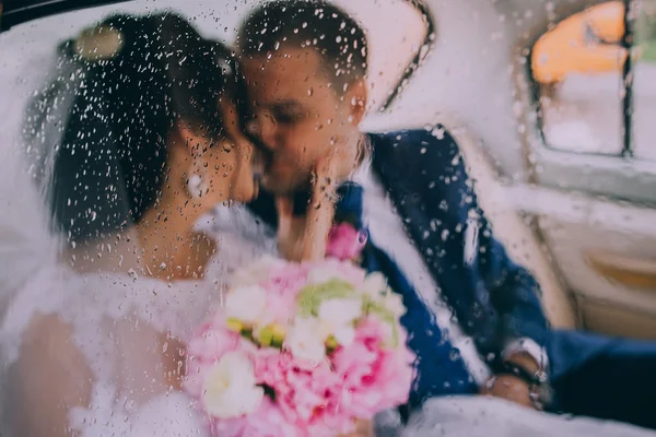 Solo pareja casada besándose —  Fotos de Stock