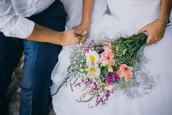 Yeni evliler kır çiçekleri buketi ile — Stok fotoğraf