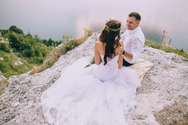 Gelin ve damat bir uçurumun üzerinde