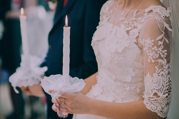 Novia y novio sosteniendo velas — Foto de Stock