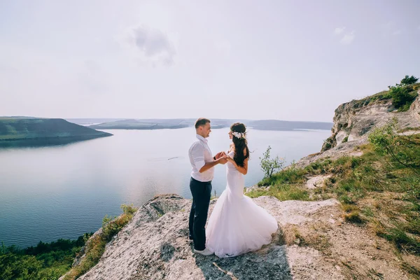 新娘和新郎在悬崖上 — 图库照片