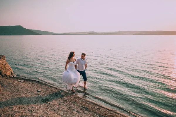 Romantik Çift sahilde çalıştıran