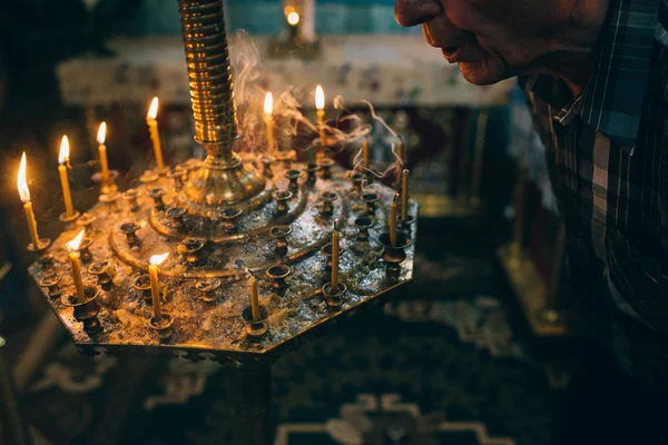 Queimando velas na igreja — Fotografia de Stock