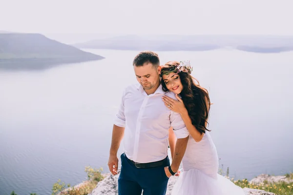Braut und Bräutigam auf einer Klippe — Stockfoto