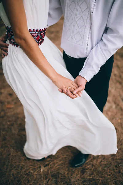 Casal de mãos dadas — Fotografia de Stock