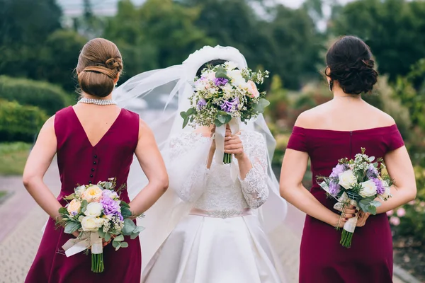 Mariée et demoiselles d'honneur tenant des bouquets — Photo