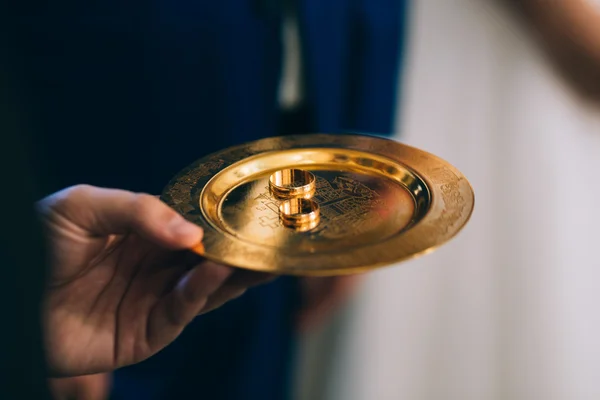 Обручальные кольца в церкви — стоковое фото