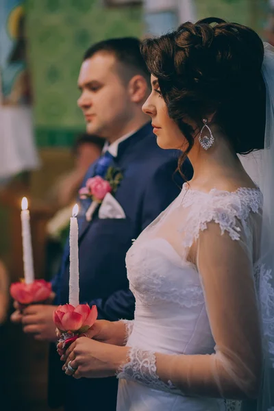 Pareja en la ceremonia de boda de la iglesia —  Fotos de Stock