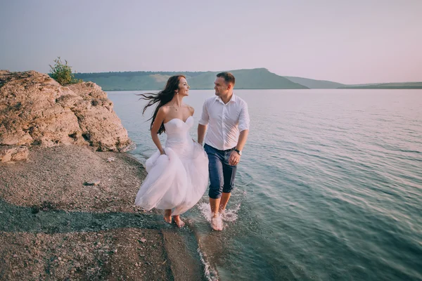 Pareja romántica corriendo en la playa — Foto de Stock