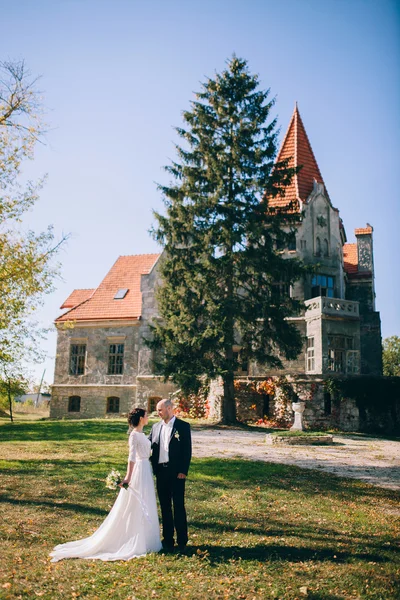 Recién casados junto al viejo castillo — Foto de Stock