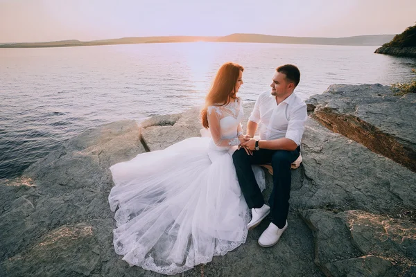 Coppia romantica seduta sulla spiaggia — Foto Stock