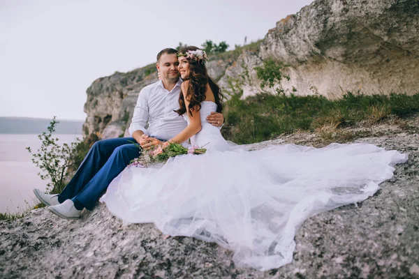 Gelin ve damat bir uçurumun üzerinde