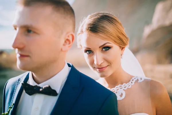 Casal de casamento em um vestido bonito — Fotografia de Stock