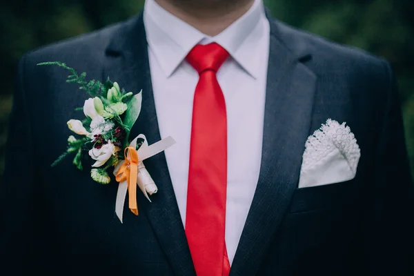 Brudgummen bär kostym och boutonniere — Stockfoto