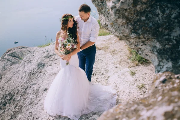 Novia y novio en un acantilado — Foto de Stock