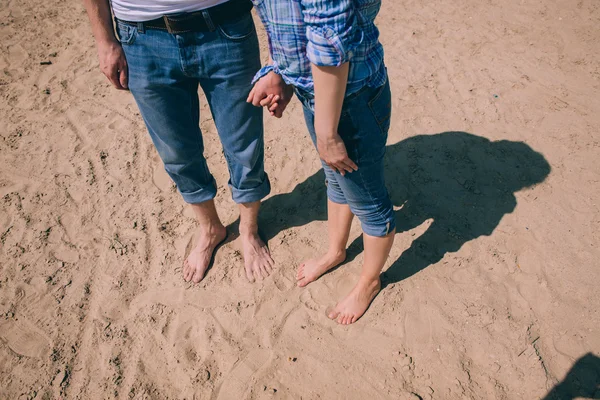 Casal de mãos dadas na praia — Fotografia de Stock