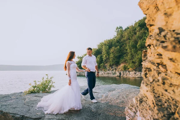 Göl kenarında poz Çift