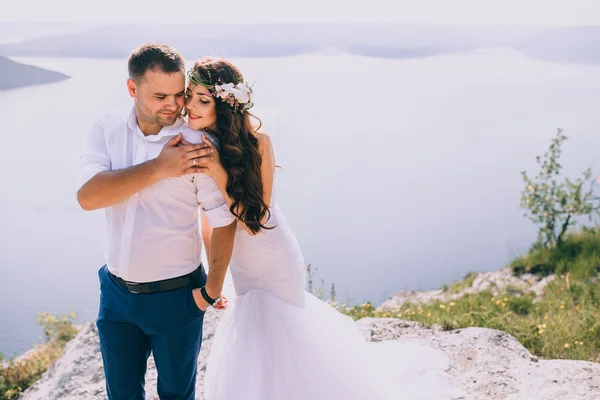 Pareja posando cerca del lago — Foto de Stock