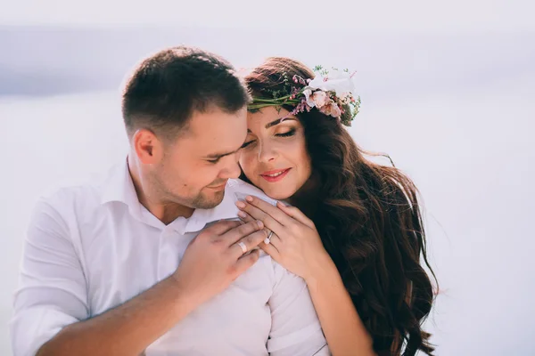 Pareja posando cerca del lago — Foto de Stock