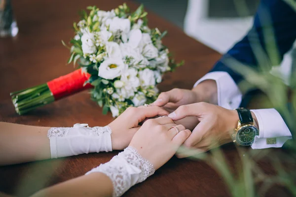手を繋いでいる結婚されていたカップル — ストック写真